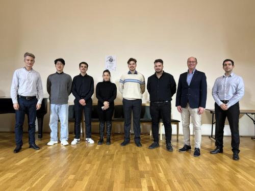 A szaxofonverseny díjazottjai és zsűrije: Nagy Viktor, Ai Xulun, Lajkó Levente, Pusomi Viktória, Paku András, Pápai István, Puskás Levente és Szitás Tamás